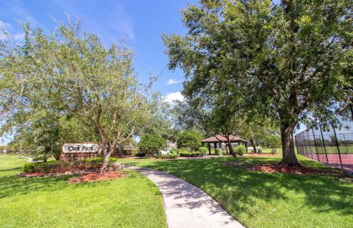 Fully Refurbished Vacation Home with South Facing Pool and Spa with Lake View in Quiet Community Nr Disney - Foto 47