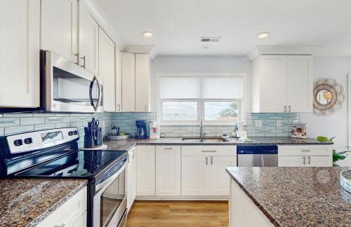 Updated three-story home with kayaks, bikes, & water views - great location - Foto 10