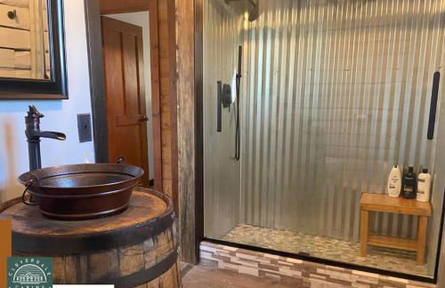 Cozy Cabin with Hottub at Cloverdale Cabins - Foto 20