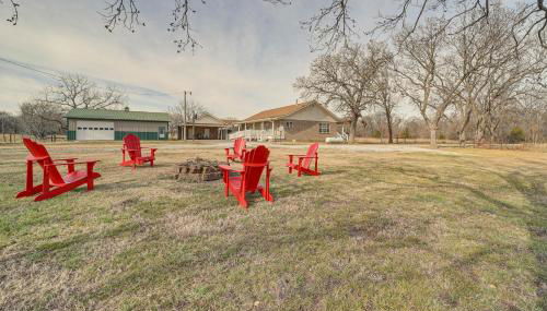 Game Room and Large Yard Vinita Farmhouse! - Foto 3