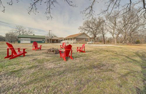 Game Room and Large Yard Vinita Farmhouse! - Foto 3