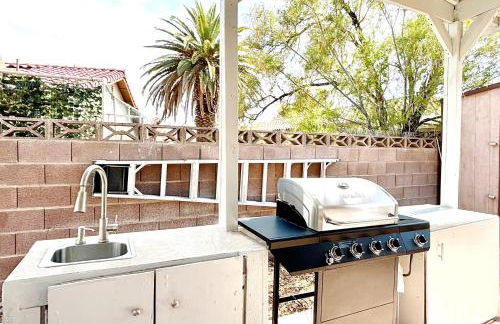 Vacation Home in Vegas w Pool 2 mile to Strip - Foto 19