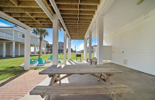 Huge beach house with great views, steps from sand - Foto 49