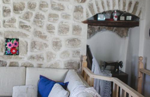 Alexadras Guesthouse - Photo 18