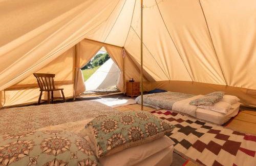 Wood Cabin & 4 Large Bell Tents - Hapus Hideaway - Foto 5