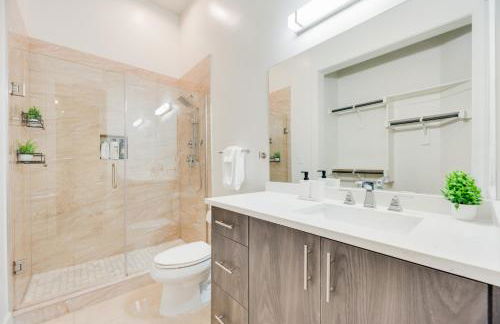 Snappy loft style 2BR I Gym I Parking I Workspace - Photo 17