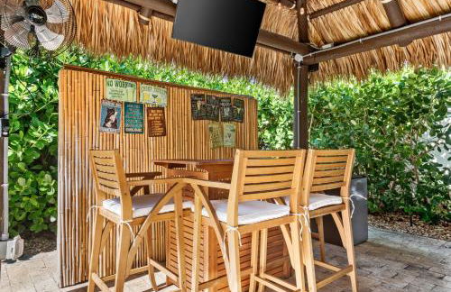 Boho Tiki Villa w Heated Saltwater Pool, King Beds & 6TVs - Photo 50