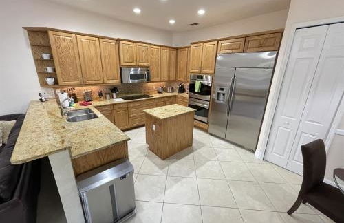 Luxurious Getaway Pool Hot Tub Theater Gym Outdoor Kitchen BBQ 2 Miles to Disney - Foto 23