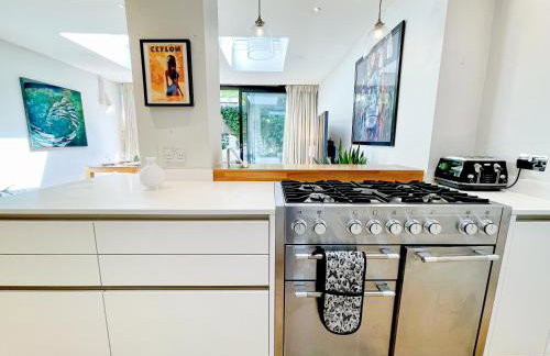 2-Bedroom flat with private patio & firepit in Shepherds Bush near Hammersmith by Staylio Ltd - Foto 21