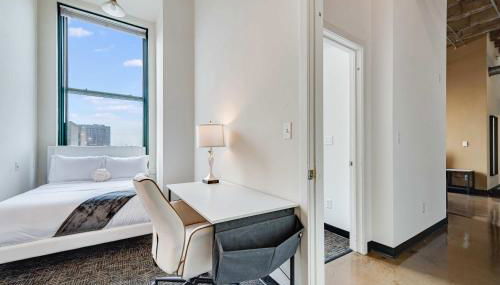 West Loop - City Views With In & Out Parking 5 - Photo 4