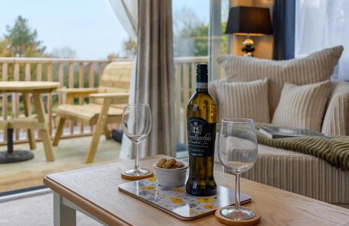 Lake View Holiday Home - Fishing Lakes, Heated Outdoor Swimming Pool 500yrds on Sister Park , Pool Open April to September - Foto 11