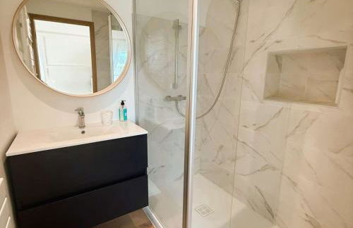 Superbe maison rénovée, 250m de l'océan, 12 pers, terrasse, jardin, proche plage Kerleven et golf - FR-1-481-164 - Foto 30