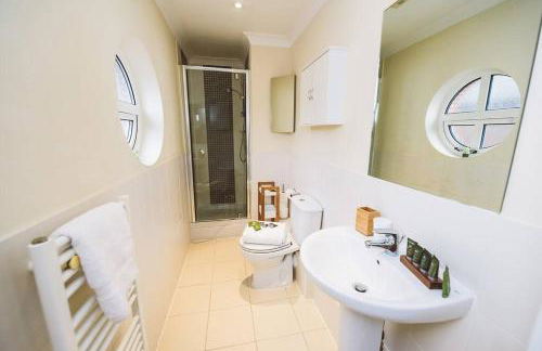 ! LARGE ! Apartment Central Leatherhead Sleeps 6! - Foto 14