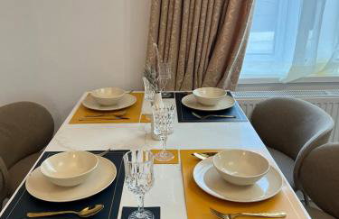 The Place with king beds, Ensuite Bathrooms, Close to Airport and Free Parking - Foto 16