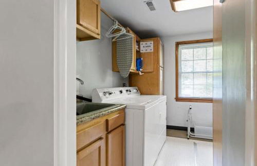 Dog-Friendly Nature Escape with Hot Tub and Fire Pit - Foto 17