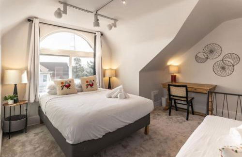 Deluxe 6 Bedroom 3 Min to Downtown w 2-car Driveway - Foto 46