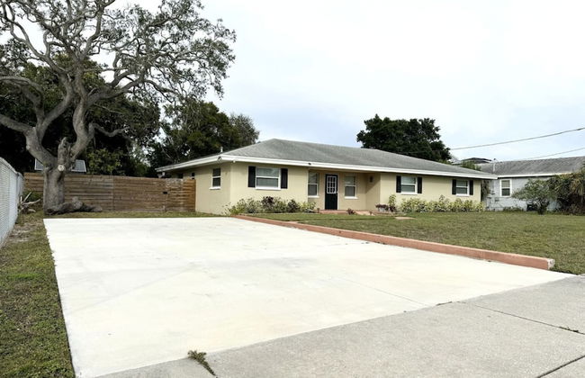 Quiet Spacious Home Close to Clearwater Beaches - Photo 4