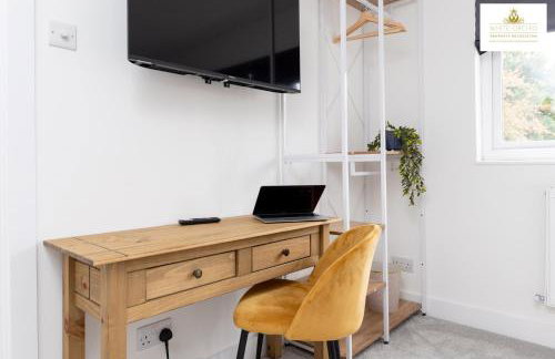 Contractors 3 Bed 2Bath House Free Off Street Parking for 2 Cars WiFi Stevenage Self Catering Sleeps 5 Guests By White Orchid Property Relocation - Foto 37