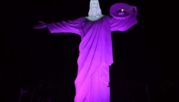 Cristo Luz lit up at night