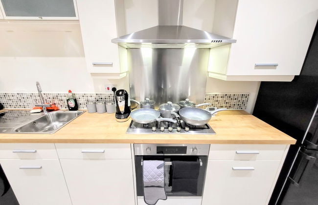 Large Modern House with Parking - Photo 30