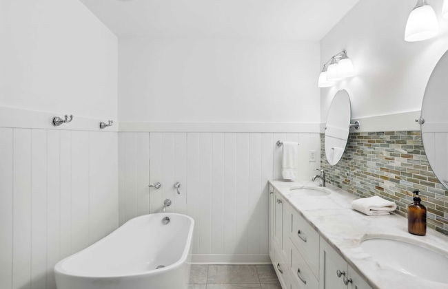 Dolphin Days by Avantstay Pool, 0.2mi to Beach! - Foto 22