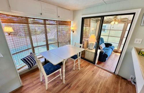 Aquahouse is an Adorable 1 Bed 1 Bath Beach Bungalow just steps from the ocean! - Foto 4