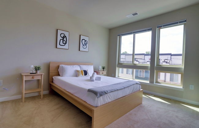 Stylish 2BR Condo in Alexandria - Photo 3