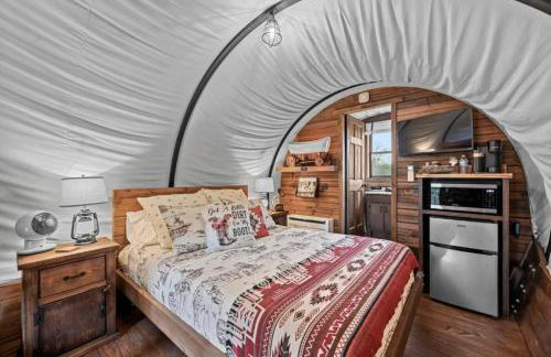 Texas Glamping near Murchison: Charming Wagon Rental Perfect for a Romantic Getaway - Foto 16