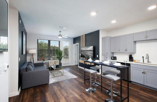 Modern 2BR Retreat- Prkng,Near Rvrwlk & Conv Ctr - Foto 72