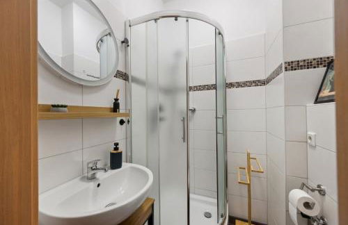 Gemütliches Apartment - hochwertiges Boxspringbett, privater Parkplatz, Terrasse, komplette Küche, WLAN, 40 Zoll HD TV - Foto 13