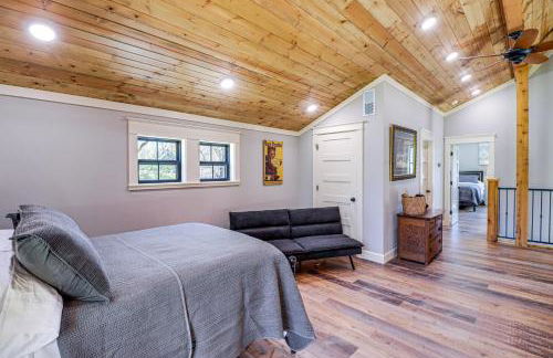 Riverfront Mountain View Cabin with Deck and Grill! - Foto 22