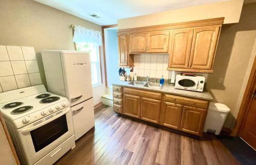 Vintage, Mid-Century Suite above Antique Store - Foto 18