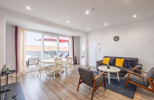 Modern Penthouse with Private Terrace - Photo 4