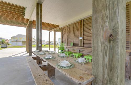 Walk to Shore Crystal Beach Escape with Deck and Bar! - Foto 29