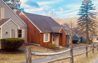 Cozy Ski in out Cabin in Berkshire Resort - Foto 10