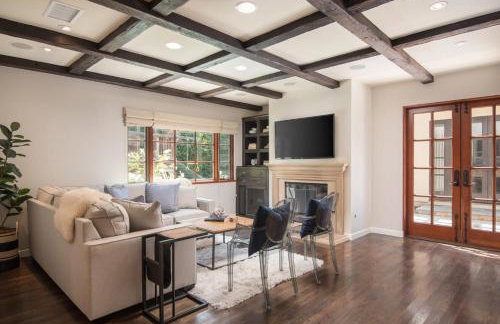 Mediterranean Beauty with Rooftop Deck and Views - Foto 50