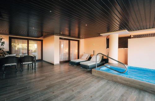 Luxury 2 bedrooms, Private Heated Pool - EHHouse - Photo 24