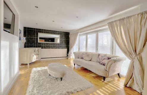 Luxury Stay In Heart Of Nunthorpe by GR Estates - Photo 8