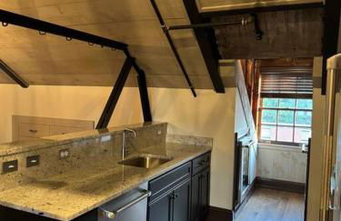 Upscale Industrial Penthouse - Foto 27