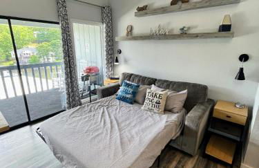 F Lakefront! Remodeled, Sleeps 4, Boat Slip, Patio, WiFi, Cable, Pool - Foto 7