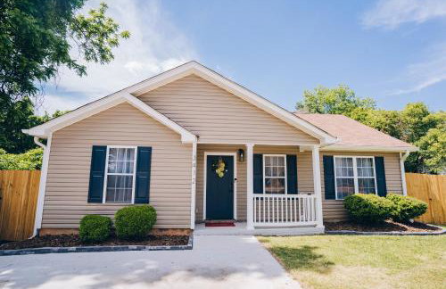 City Retreat - 4 Bedroom Oasis with King & Private Yard near Downtown - Foto 48
