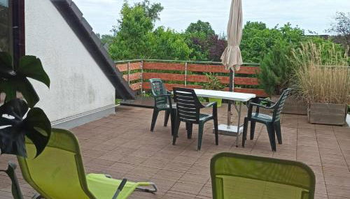 Gemütliche Ferienwohnung mit großer Dachterasse in gehobener Wohngegend - Foto 2, sunbed, Garden view