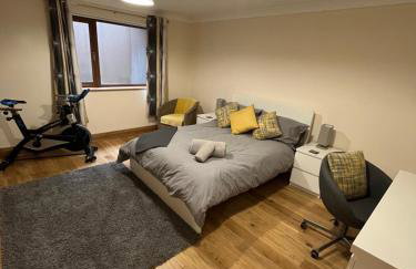 New city flat, 3 x double bed en-suite bedrooms, private kitchen & lounge, free private parking & own workspaces - Foto 10