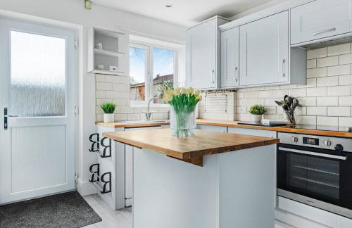 3BR Home with Garden & Free Parking - Foto 11