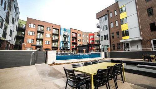 2BR Balcony Suite Gym & Pool Downtown at CityWay - Foto 5