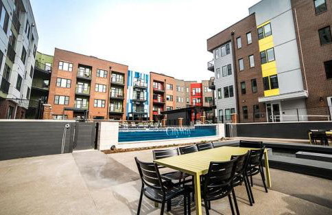 2BR Balcony Suite Gym & Pool Downtown at CityWay - Foto 5