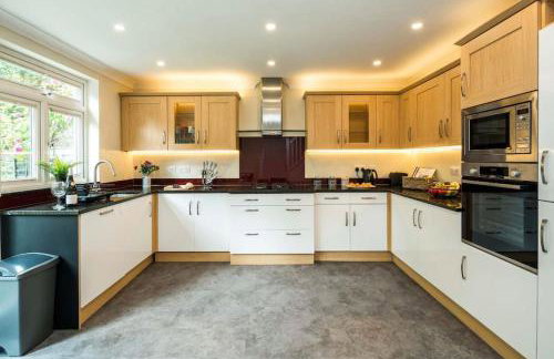 Where Style & Convenience Combine- Photo ID Required - Foto 3