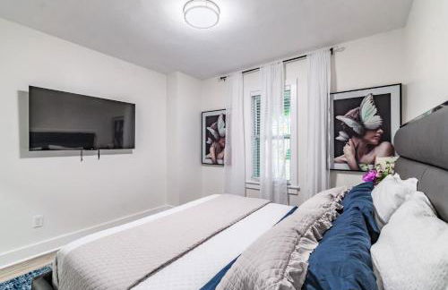 Designer Sun Filled Condo - Walk to Town - Foto 14