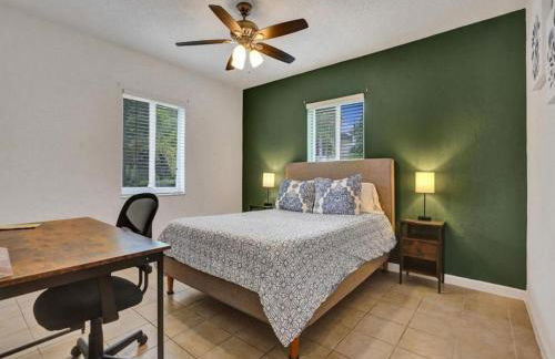 3 min. walk to Wilton Drive, pool and huge yard - Photo 16