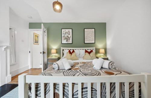 2-Bedroom Stylish & Gorgeous, Cosy Westgate Cottage Retreat, Central Winchester, Free On-Street Parking Permit, with Garden, Close to Cathedral - Sleeps 6, Pets are Welcome - by Blue Puffin Stays - Foto 1